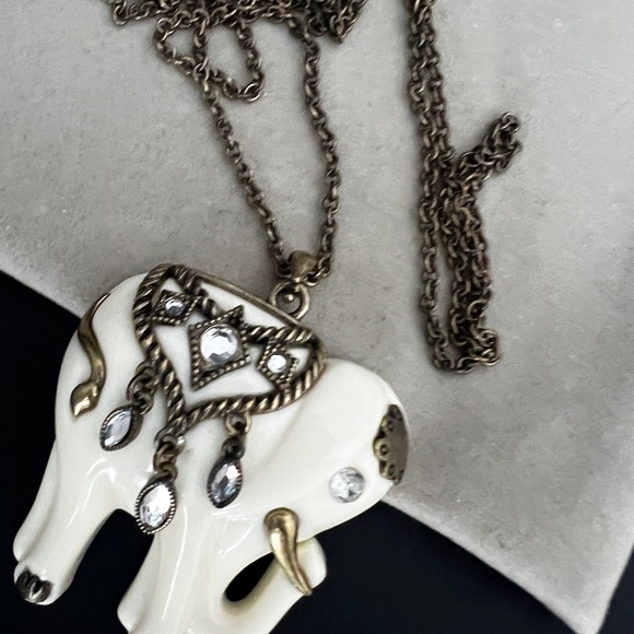 Elephant Pendant Necklace AVON - Picture 7 of 9